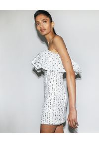 SELF PORTRAIT - Biała sukienka z odkrytymi ramionami. Okazja: na imprezę. Kolor: biały. Materiał: tkanina. Wzór: kropki. Typ sukienki: z odkrytymi ramionami. Styl: retro. Długość: mini #6