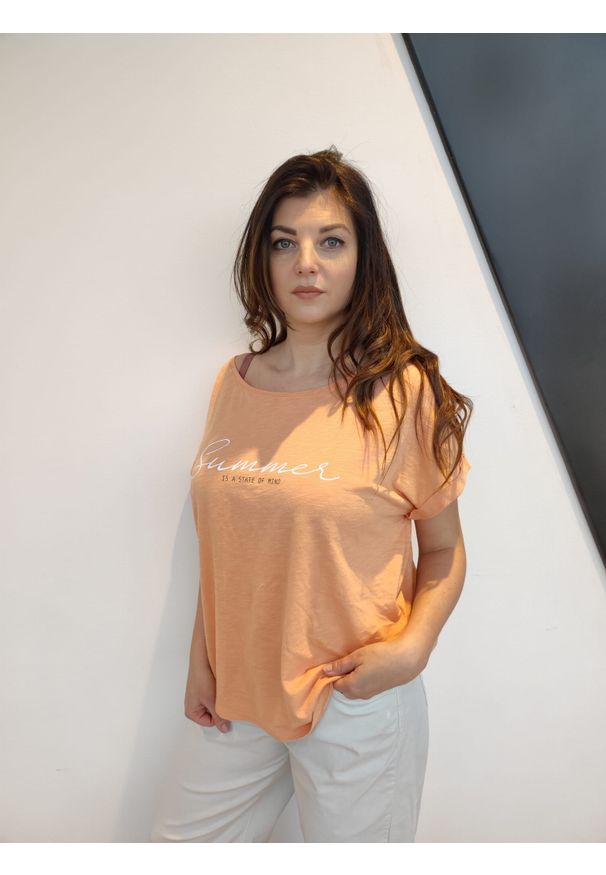 Pomarańczowy t-shirt z nadrukiem Juvia. Kolor: pomarańczowy. Materiał: bawełna, wiskoza. Wzór: nadruk. Styl: sportowy