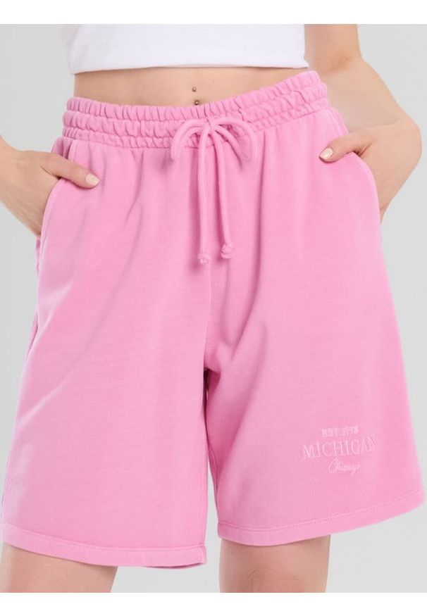 Sinsay - Szorty z wiązaniem z ozdobnym haftem - różowy. Kolor: różowy. Wzór: haft