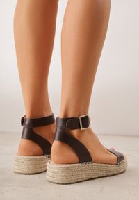 Renee - Ciemnobrązowe Sandały VICES na Platformie z Plecionki z Szerokim Paskiem z Klamrą Jurelle. Okazja: na spacer. Zapięcie: klamry. Kolor: brązowy. Materiał: jeans, len. Wzór: haft. Sezon: lato. Obcas: na platformie. Styl: boho #7