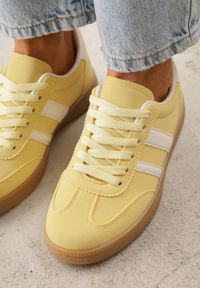 Renee - Żółte Sneakersy Typu Tenisówki Ozdobione Paskami po Bokach Fefia. Okazja: na co dzień. Zapięcie: pasek. Kolor: żółty. Materiał: jeans. Wzór: aplikacja. Sezon: wiosna #5