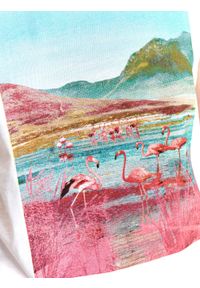 TOP SECRET - T-shirt damski z kolorowym nadrukiem we flamingi. Kolor: biały. Materiał: tkanina, bawełna. Długość rękawa: krótki rękaw. Długość: krótkie. Wzór: nadruk, kolorowy. Sezon: lato. Styl: wakacyjny #2