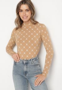 Born2be - Beżowa Bawełniana Bluzka z Półgolfem Typu Longsleeve z Geometrycznym Wzorem Tilianna. Okazja: do pracy, na imprezę, na co dzień, na spotkanie biznesowe. Kolor: beżowy. Materiał: bawełna. Długość rękawa: długi rękaw. Wzór: geometria. Styl: klasyczny, casual, elegancki, biznesowy #7