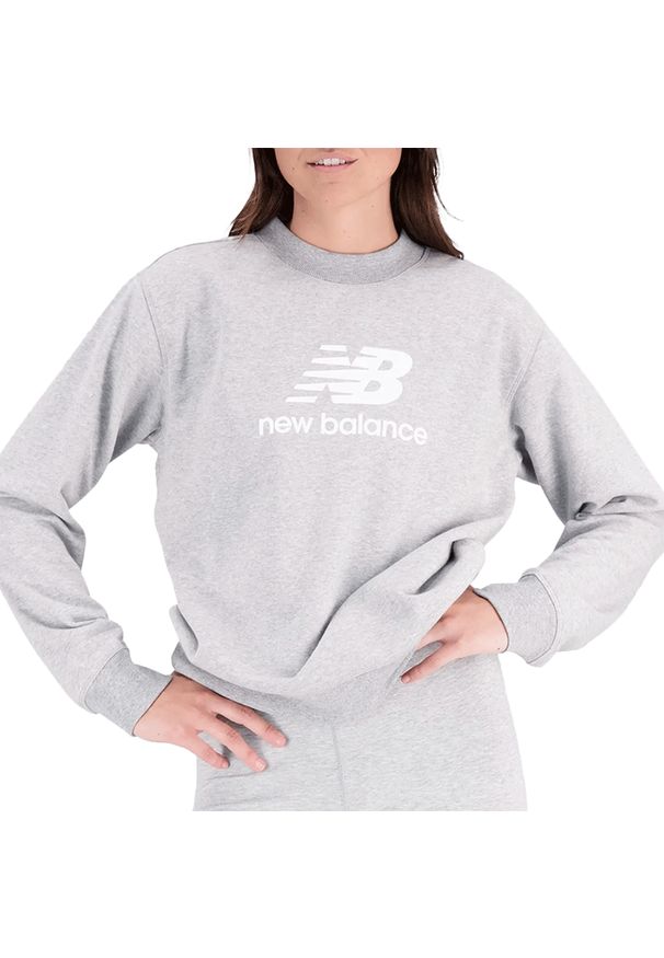 Bluza New Balance WT31532AG - szara. Okazja: na co dzień. Typ kołnierza: bez kaptura. Kolor: szary. Materiał: bawełna, materiał, poliester, prążkowany. Wzór: napisy. Styl: klasyczny, casual