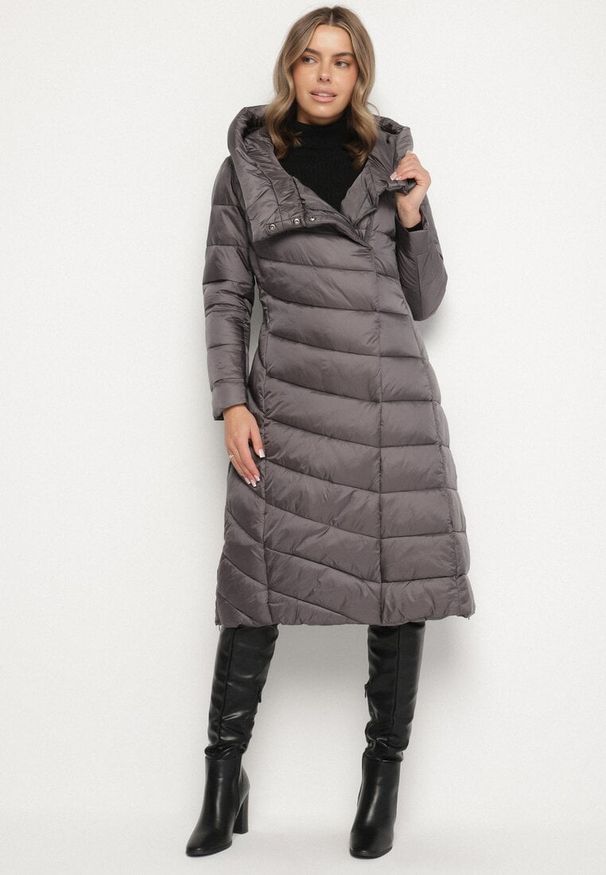 Born2be - Szara Długa Pikowana Kurtka Płaszcz z Kapturem i Ozdobnymi Suwakami Vlemika. Typ kołnierza: kaptur. Kolor: szary. Długość: długie