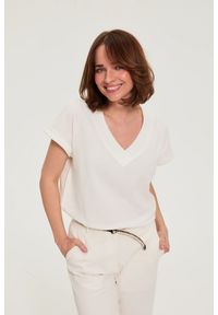 MOODO - Bluzka z bawełny z dekoltem w serek biała. Typ kołnierza: dekolt w serek. Kolor: biały. Materiał: bawełna #1