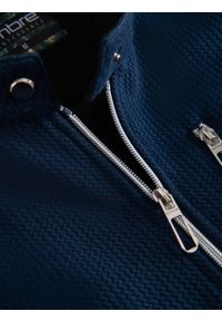 Ombre Clothing - Strukturalna kurtka biker męska ze stójką – ciemnoniebieska V1 - Rozmiar: M. Okazja: na co dzień. Typ kołnierza: kołnierzyk stójkowy. Kolor: niebieski. Materiał: skóra, poliester, dzianina. Styl: casual, elegancki #4