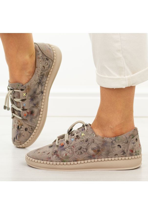 Beżowe skórzane półbuty damskie Filippo Dp7665/26. Okazja: na co dzień. Nosek buta: okrągły. Zapięcie: sznurówki. Kolor: beżowy. Materiał: skóra. Szerokość cholewki: normalna. Sezon: wiosna, lato, jesień. Styl: casual, klasyczny