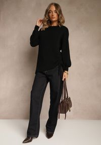 Renee - Czarny Sweter z Wiskozą o Prostym Kroju z Bocznym Ściągaczem Tivadella. Okazja: na co dzień. Kolor: czarny. Materiał: wiskoza. Sezon: jesień. Styl: elegancki, casual #3