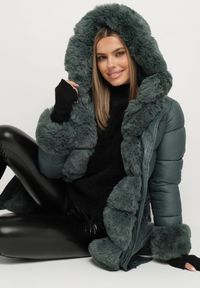 Born2be - Ciemnozielona Pikowana Kurtka z Kapturem i Futrzanymi Wstawkami Ściągana Sznurkiem w Talii Emirale. Okazja: na co dzień. Typ kołnierza: kaptur. Kolor: zielony. Materiał: futro. Wzór: aplikacja. Styl: casual, elegancki #1