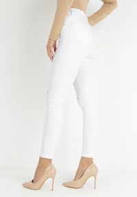 Born2be - Białe Jeansy Skinny na Guziki Arru. Stan: podwyższony. Kolor: biały