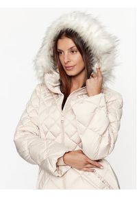 Guess Płaszcz zimowy W3BL36 WEX52 Beżowy Regular Fit. Kolor: beżowy. Materiał: syntetyk. Sezon: zima #6