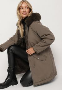 Born2be - Ciemnozielona Dwustronna Kurtka Parka Futerko z Kapturem Alorrise. Okazja: na co dzień. Typ kołnierza: kaptur. Kolor: zielony. Materiał: futro. Wzór: gładki. Styl: casual, elegancki #7