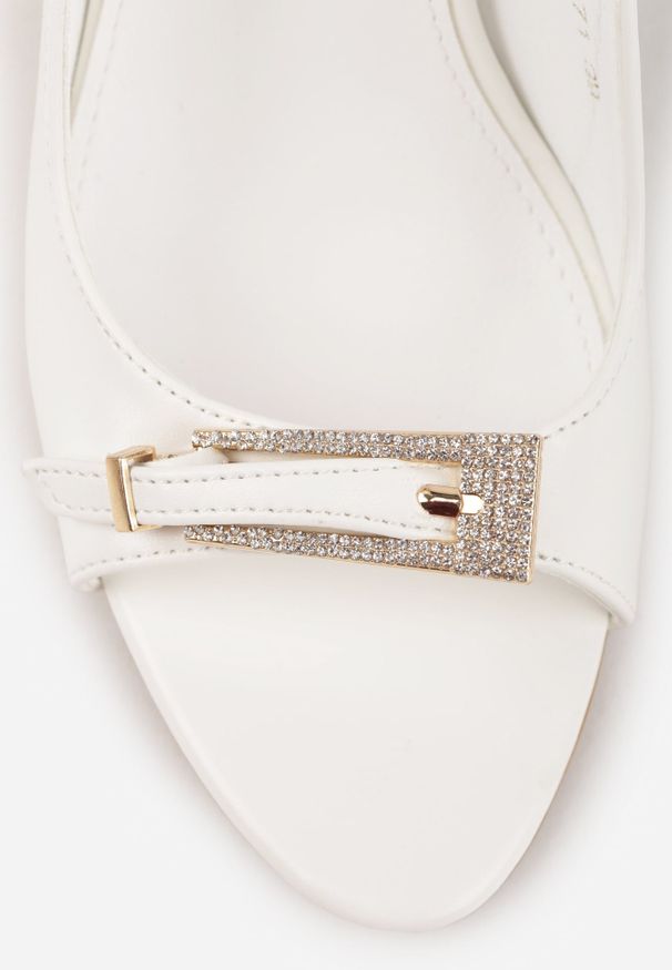 Renee - Białe Sandały VICES na Szpilce z Klamerką na Nosku Ozodbioną Cyrkoniami Tikeni. Okazja: na co dzień. Kolor: biały. Wzór: aplikacja. Obcas: na szpilce. Styl: klasyczny, casual. Wysokość obcasa: średni