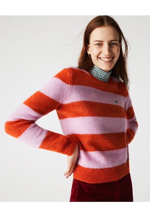 Lacoste - LACOSTE - Dwukolorowy sweter z wełną. Kolor: różowy, wielokolorowy, fioletowy. Materiał: wełna. Wzór: aplikacja, paski, prążki