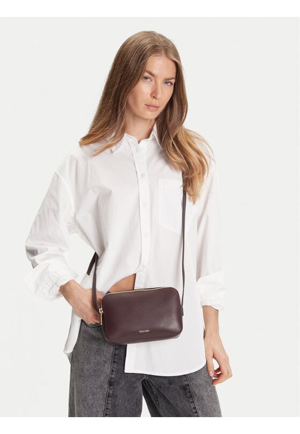 Calvin Klein Torebka Foil Logo Elongated Camera Bag LV04F3276G Bordowy. Kolor: czerwony. Materiał: skórzane