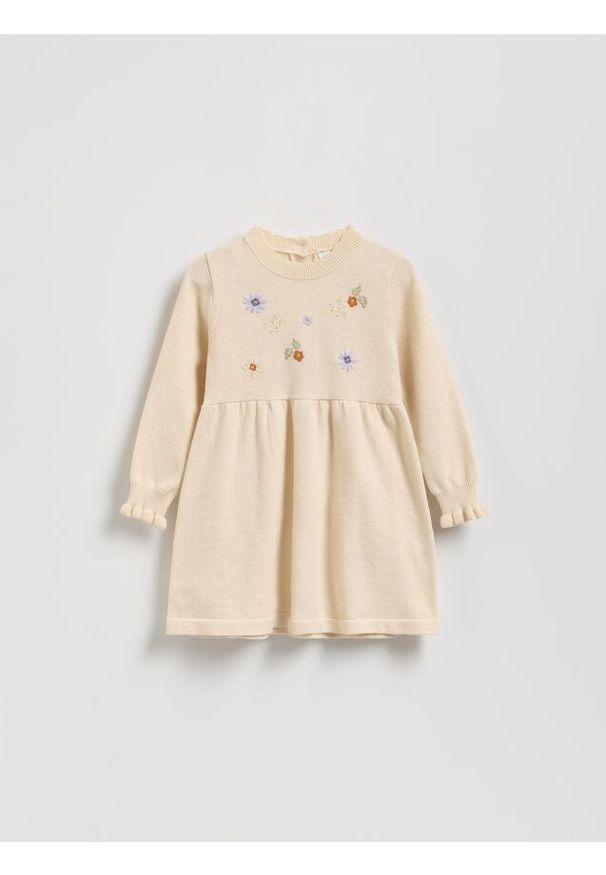 Reserved - Dzianinowa sukienka z haftem - złamana biel. Materiał: dzianina. Wzór: haft