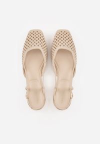 Born2be - Ciemnobeżowe Ażurowe Sandały z Paskiem z Klamerką i Kwadratowym Noskiem Veradisa. Okazja: na co dzień, na spotkanie biznesowe, do pracy. Zapięcie: pasek. Kolor: beżowy. Materiał: jeans. Wzór: ażurowy. Styl: casual, biznesowy, elegancki #2