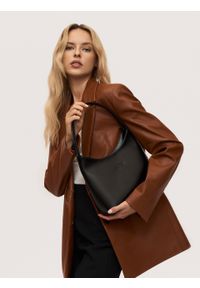 Kazar - Minimalistyczna czarna torebka z gładkiej skóry. Kolor: czarny. Wzór: gładki. Materiał: skórzane. Styl: klasyczny. Rodzaj torebki: na ramię #5