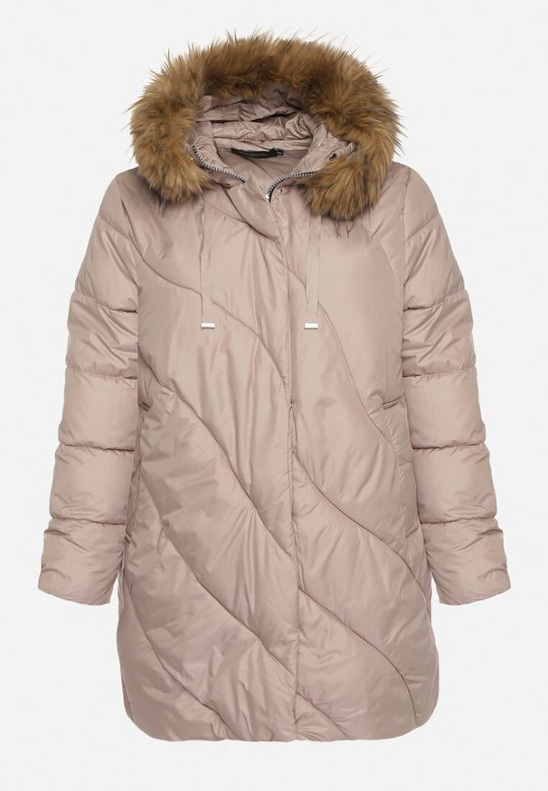 Born2be - Ciemnobeżowa Kurtka z Asymetrycznym Pikowaniem i Kapturem z Futerkiem Ruvita. Okazja: na co dzień. Typ kołnierza: golf. Kolekcja: plus size. Kolor: beżowy. Materiał: futro. Styl: casual