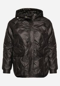 Born2be - Czarna Kurtka Pikowana z Kapturem i Kieszeniami o Pudełkowym Kroju Eravinna. Okazja: na spacer. Typ kołnierza: kaptur. Kolekcja: plus size. Kolor: czarny. Długość rękawa: długi rękaw. Długość: długie. Wzór: aplikacja #3