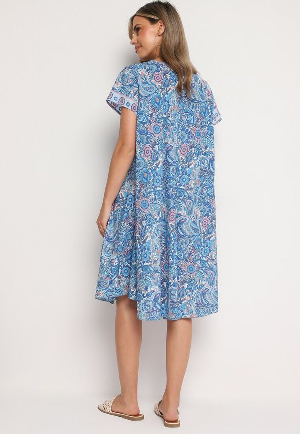 Born2be - Niebieska Wiskozowa Sukienka o Rozkloszowanym Kroju w Stylu Boho Melnea. Typ kołnierza: dekolt w łódkę. Kolor: niebieski. Materiał: wiskoza. Długość rękawa: krótki rękaw. Sezon: lato. Styl: boho