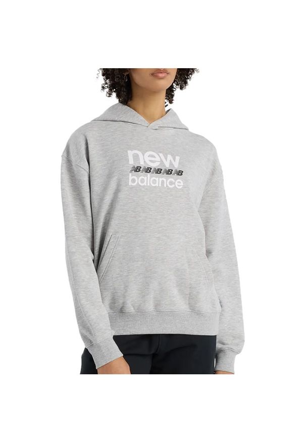 Bluza damska New Balance WT51519AG - szara. Okazja: na co dzień. Kolor: szary. Materiał: poliester, dresówka, prążkowany, bawełna. Wzór: napisy. Styl: casual, klasyczny