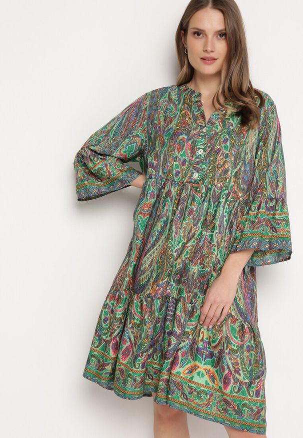 Born2be - Zielona Sukienka o Rozkloszowanym Kroju z Falbaną z Guzikami Przy Dekolcie Hiranta. Kolor: zielony. Styl: boho, elegancki