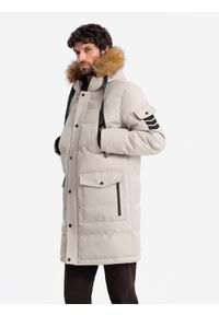 Ombre Clothing - Długa ciepła męska kurtka typu parka z kapturem – beżowa V5 OM-JALJ-0182 - XXL. Typ kołnierza: kaptur. Kolor: beżowy. Materiał: materiał, syntetyk. Długość: długie. Wzór: ze splotem, aplikacja. Styl: elegancki #3