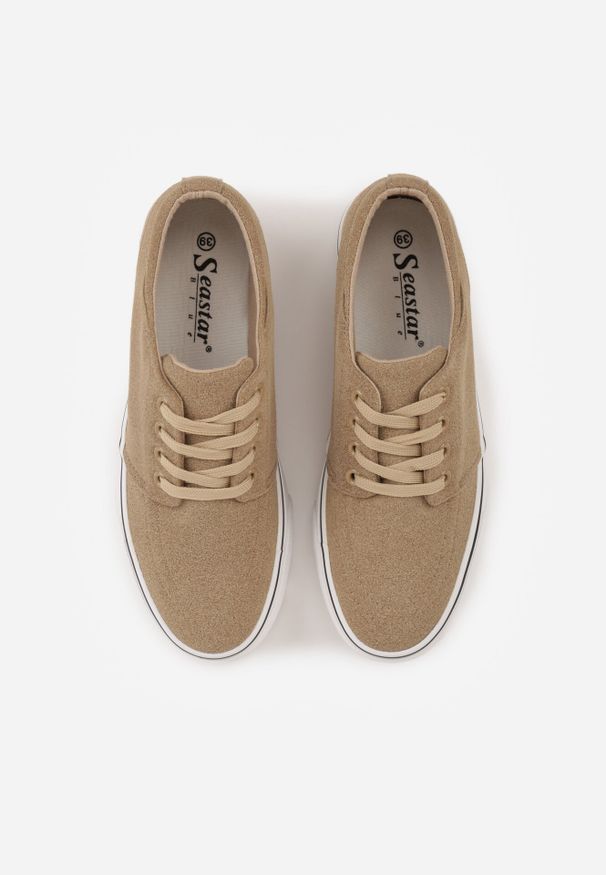 Born2be - Ciemnobeżowe Klasyczne Tenisówki z Ozdobnym Paskiem przy Podeszwie Ranora. Zapięcie: pasek. Kolor: beżowy. Materiał: jeans, dresówka. Szerokość cholewki: normalna. Wzór: gładki. Styl: klasyczny