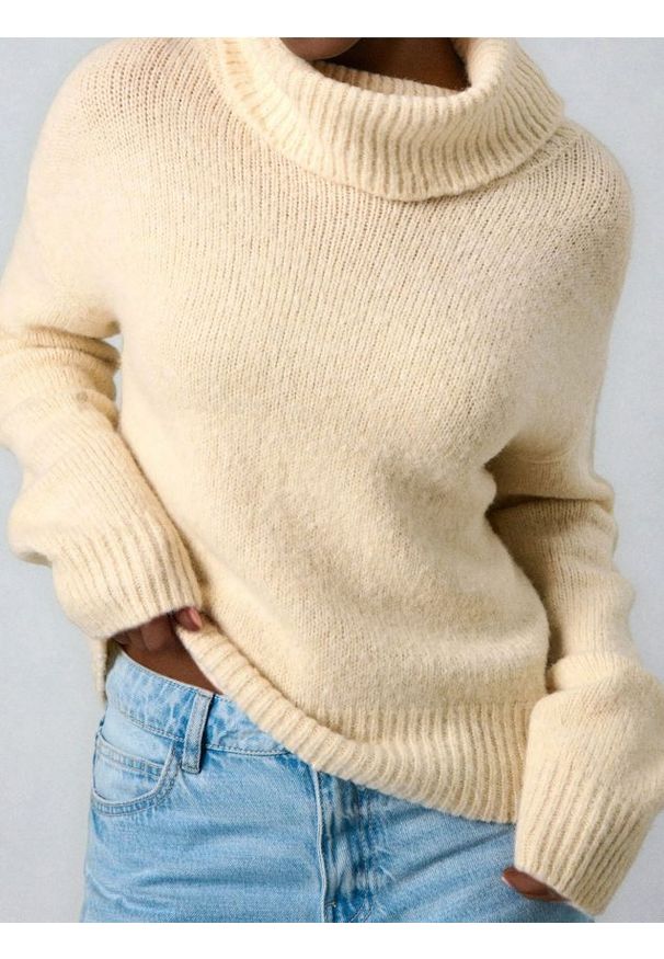 Sinsay - Klasyczny golf z domieszką wełny - kremowy. Typ kołnierza: golf. Kolor: kremowy. Materiał: wełna. Styl: klasyczny