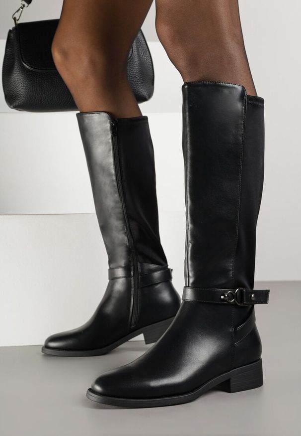 Renee - Czarne Kozaki w Stylu Oficerek Ozdobione Klamrami Otima. Okazja: na co dzień. Zapięcie: klamry. Kolor: czarny. Materiał: jeans, skóra. Wzór: aplikacja. Styl: casual, rockowy