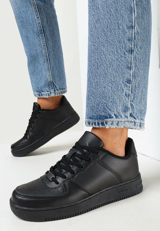 Born2be - Czarne Sneakersy na Grubej Podeszwie przed Kostkę Kylen. Okazja: na co dzień, na spotkanie biznesowe. Nosek buta: okrągły. Zapięcie: sznurówki. Kolor: czarny. Wzór: aplikacja. Wysokość cholewki: przed kostkę. Materiał: denim, materiał. Obcas: na obcasie. Wysokość obcasa: niski