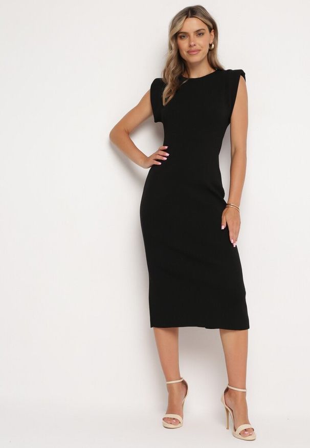 Born2be - Czarna Sukienka Bodycon z Prążkowanej Dzianiny z Rozcięciem Roleria. Okazja: na co dzień. Kolor: czarny. Materiał: dzianina, prążkowany. Długość rękawa: bez rękawów. Typ sukienki: bodycon. Styl: casual, elegancki