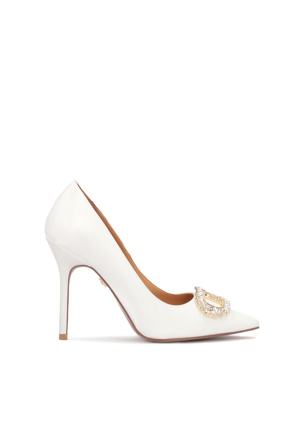 Kazar - Białe czółenka ślubne z połyskującą ozdobą z cyrkonii. Okazja: na ślub cywilny, na wesele. Kolor: biały. Materiał: tkanina. Wzór: aplikacja. Styl: elegancki, młodzieżowy