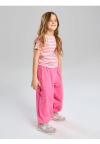 Sinsay - Spodnie dresowe jogger - różowy. Kolor: różowy. Materiał: dresówka #1