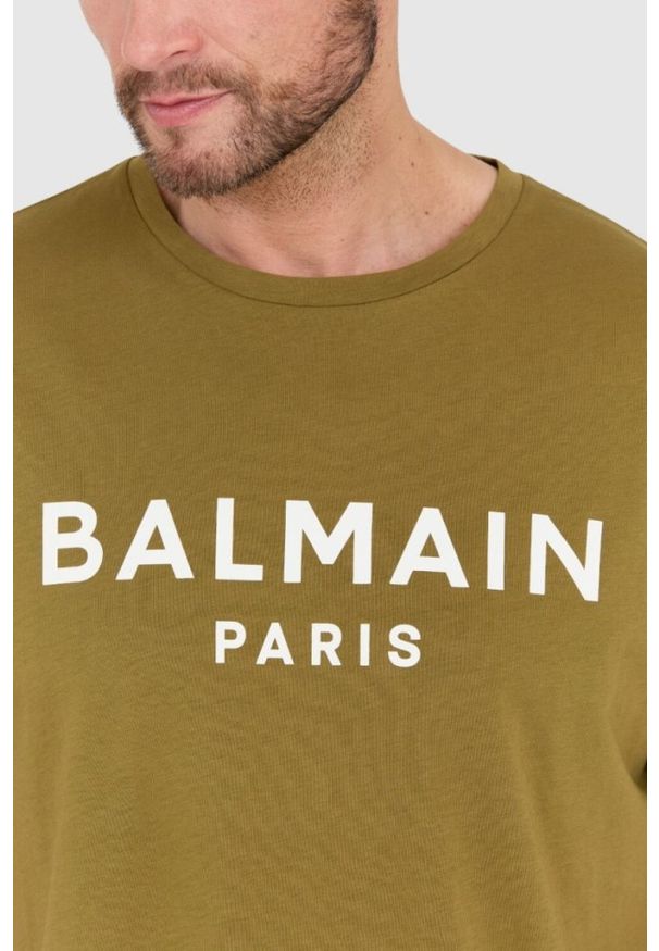 Balmain - BALMAIN Zielony t-shirt męski z drukowanym białym logo. Kolor: zielony