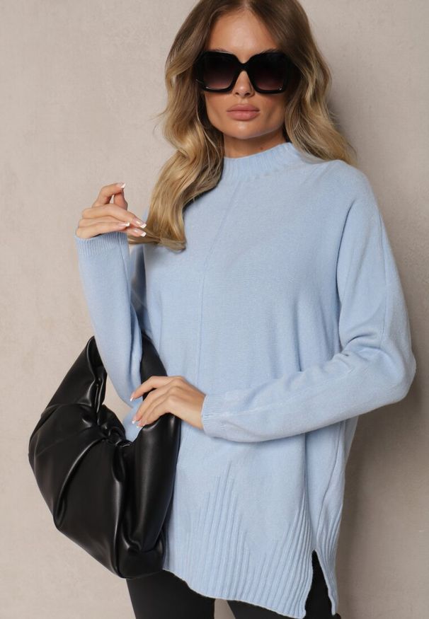 Renee - Jasnoniebieski Prążkowany Sweter z Półgolfem z Rozcięciami po Bokach Rerilla. Okazja: na co dzień. Kolor: niebieski. Materiał: prążkowany. Styl: klasyczny, elegancki, casual