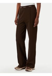Calvin Klein Jeans Spodnie dresowe LV047G253G Brązowy ciemny Relaxed Fit. Kolor: brązowy. Materiał: bawełna #1