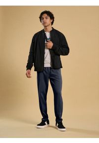 Sinsay - Spodnie tapered fit - granatowy. Kolor: niebieski #1