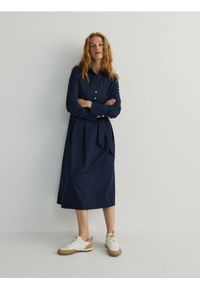 Reserved - Koszulowa sukienka midi - granatowy. Kolor: niebieski. Materiał: bawełna, tkanina. Wzór: gładki. Typ sukienki: koszulowe. Długość: midi