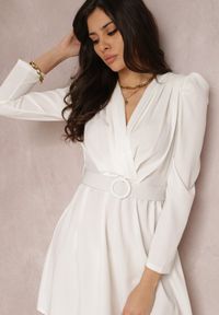 Renee - Biała Sukienka Salalodia. Kolor: biały. Materiał: tkanina. Długość rękawa: długi rękaw. Wzór: aplikacja. Typ sukienki: kopertowe. Długość: mini #4