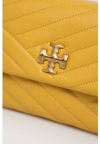 Tory Burch torebka skórzana kolor żółty. Kolor: żółty. Materiał: skórzane. Rodzaj torebki: na ramię