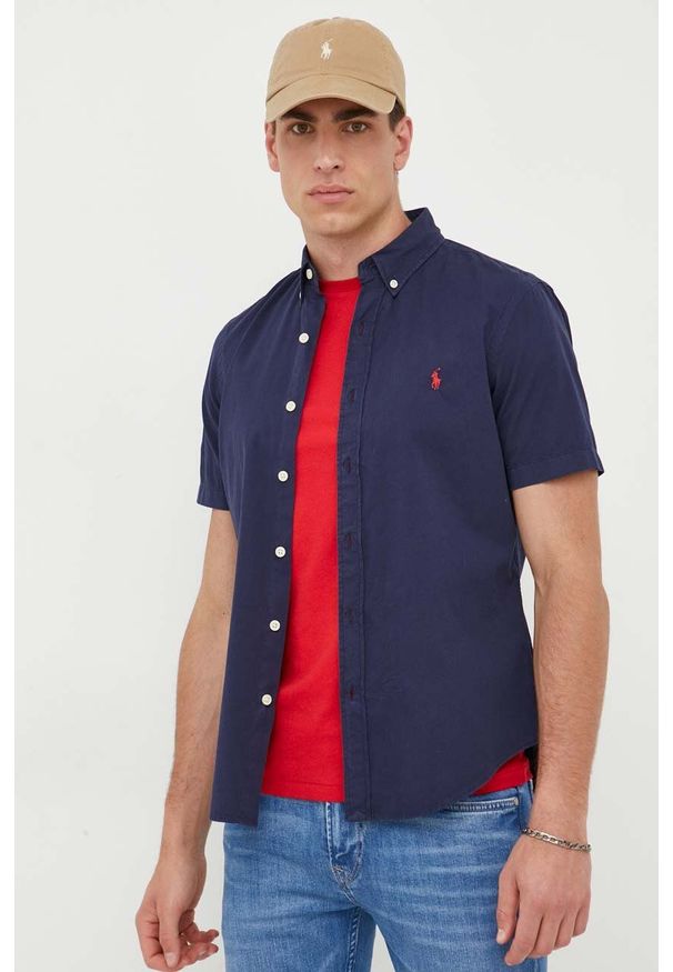 Polo Ralph Lauren koszula bawełniana męska kolor granatowy regular z kołnierzykiem button-down. Okazja: na co dzień. Typ kołnierza: button down, polo. Kolor: niebieski. Materiał: bawełna. Długość rękawa: krótki rękaw. Długość: krótkie. Wzór: aplikacja. Styl: casual