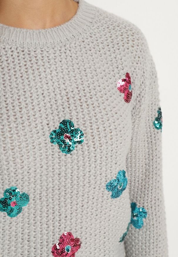 Born2be - Jasnoszary Sweter z Tłoczonej Dzianiny z Wiskozą Zdobiony Cekinowymi Kwiatami Edamara. Okazja: na co dzień. Kolor: szary. Materiał: dzianina, wiskoza. Długość rękawa: długi rękaw. Długość: długie. Wzór: aplikacja, kwiaty. Styl: wizytowy, klasyczny, casual
