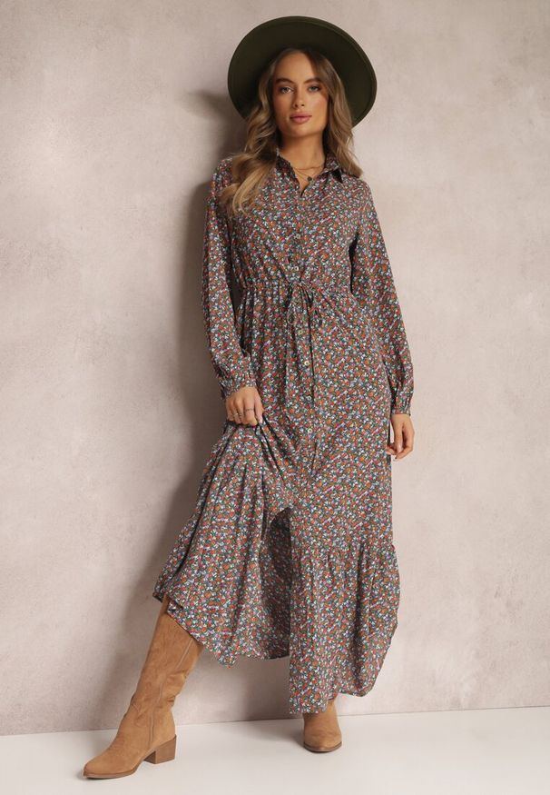 Renee - Ciemnozielona Sukienka Phinene. Kolor: zielony. Materiał: zamsz. Długość rękawa: długi rękaw. Wzór: nadruk, aplikacja, kwiaty. Typ sukienki: koszulowe. Styl: boho. Długość: maxi