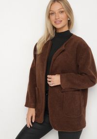Born2be - Brązowa Niezapinana Kurtka Pudełkowa ze Wsuwanymi Kieszeniami Unenna. Okazja: na co dzień. Kolor: brązowy. Materiał: poliester, jeans. Styl: elegancki, casual