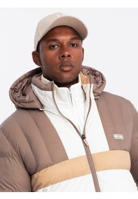 Ombre Clothing - Kolorowa sportowa męska kurtka w stylu retro – beżowo-biała V2. Typ kołnierza: kołnierzyk stójkowy. Kolor: biały. Materiał: guma, syntetyk, poliester, materiał. Wzór: kolorowy. Styl: retro, sportowy #5