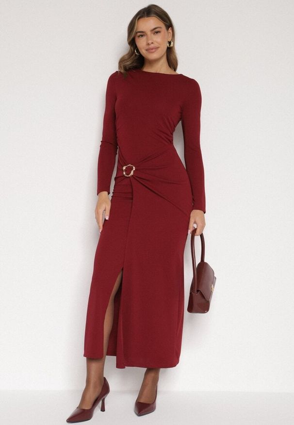 Born2be - Bordowa Sukienka Koktajlowa z Aplikacją z Marszczeniem na Biodrach Rariana. Okazja: na randkę, na imprezę. Kolor: czerwony. Długość rękawa: długi rękaw. Wzór: aplikacja. Styl: wizytowy