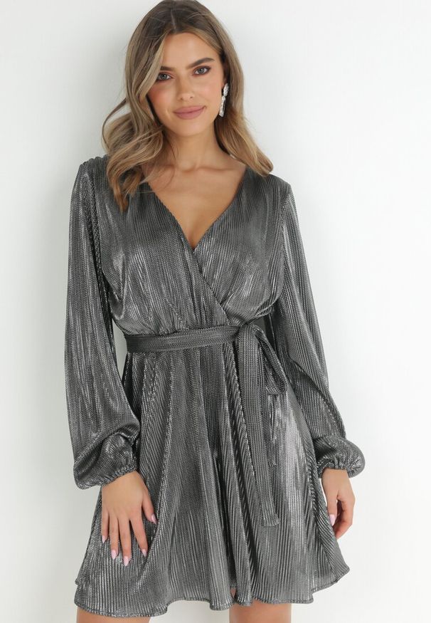 Born2be - Czarno-Srebrna Błyszcząca Sukienka Kopertowa Vengas. Kolor: czarny. Materiał: tkanina. Typ sukienki: kopertowe. Styl: klasyczny. Długość: mini